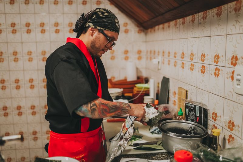 Verse sushi bereiding bij SushiPoint Den Haag